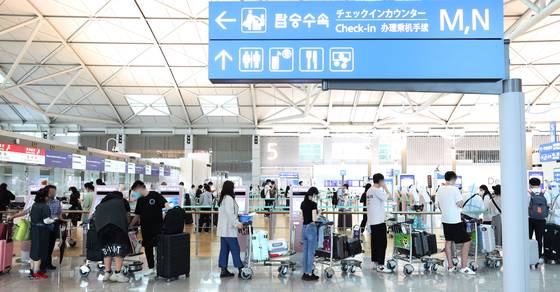 (인천공항=뉴스1) 송원영 기자 = 항공 수요가 빠르게 회복되어 인천국제공항 이용객은 다음 달 초 무렵에는 하루 5만 명을 돌파할 것으로 보인다. 이런 가운데 신종 코로나바이러스 감염증(코로나19)으로 인해 중단했던 기내용 담요 제공 등 각종 서비스도 재개될 전망이다. 사진은 29일 인천국제공항 제1터미널 출국장 모습. 2022.6.29/뉴스1
