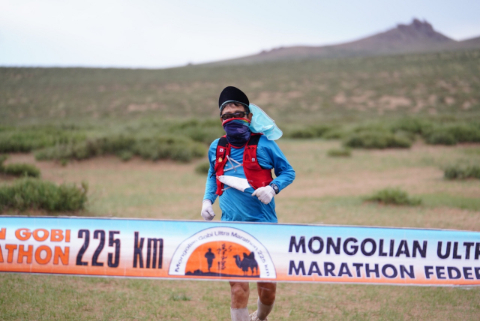 홍종선 성균관대 교수가 2019년 몽골에서 열린 225km 울트라마라톤 대회에 참가, 결승선을 통과하고 있다./사진제공=홍종선