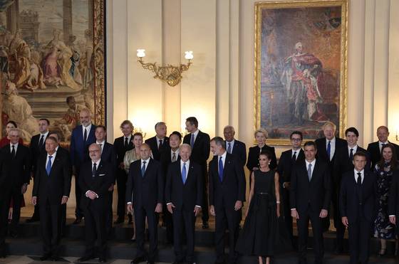 (마드리드=뉴스1) 오대일 기자 = 윤석열 대통령이 28일(현지시간) 스페인 마드리드 왕궁에서 열린 스페인 국왕 내외 주최 갈라 만찬에서 각국 정상들과 기념촬영을 하고 있다. (대통령실사진기자단) 2022.6.29/뉴스1