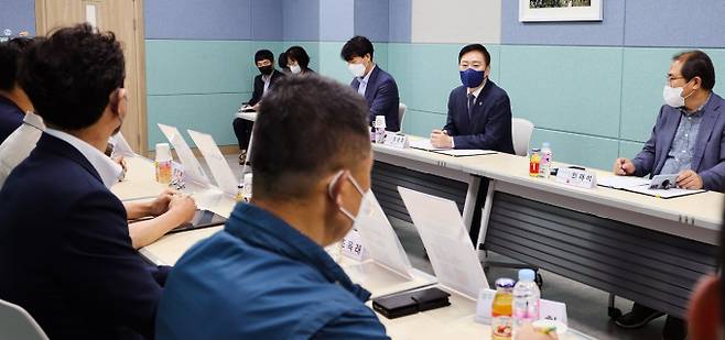 손승현 우정사업본부장(뒷 줄 오른쪽 두 번째)이 22일 우체국전자상거래지원센터를 방문해 창업청년 및 공급업체가 참석한 간담회에서 현장 의견을 청취하고 있다. (우정사업본부 제공)