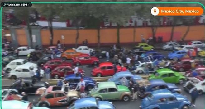 지난 1938년 탄생한 폭스바겐의 '비틀'은 멕시코에서 여전히 큰 사랑을 받고 있다. 사진은 이날 멕시코 수도 멕시코시티에서 진행된 '비틀의 날' 행사 모습. /사진=로이터 공식 트위터(@Reuters) 캡처