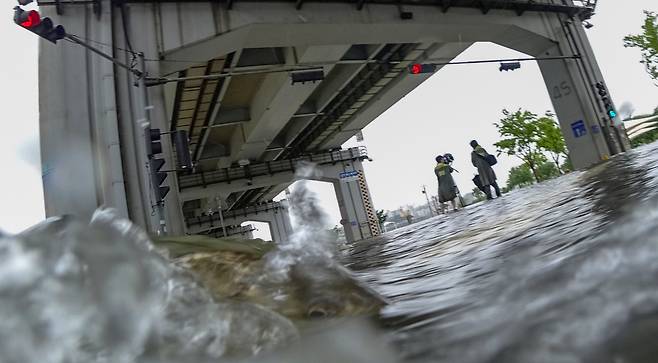 팔당댐 일부 수문이 개방된 30일 강물이 차오로는 서울 잠수교에서 숭어가 물을 거슬러 올라가고 있다. [연합]