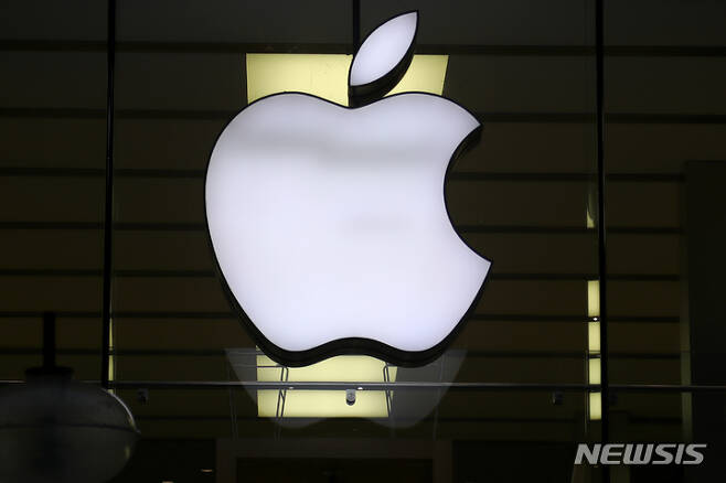 [뮌헨(독일)=AP/뉴시스]지난 2020년 12월 16일 독일 뮌헨에 있는 애플 스토어의 애플 로고가 걸려있다. 2022.01.04.