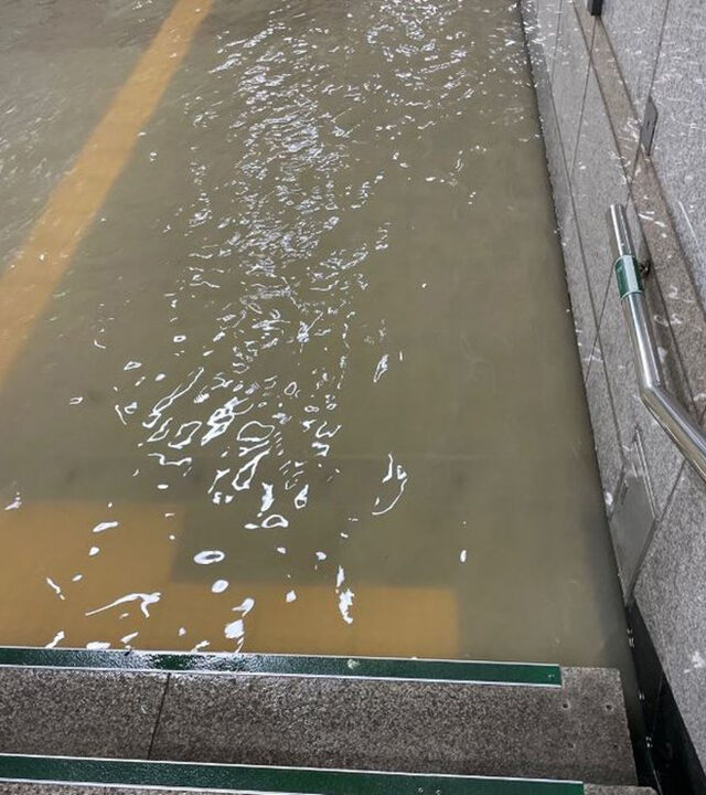 수원 세류역 지하통로가 빗물에 잠긴 모습. 시민들이 신발을 벗고 바지를 걷어올린 채 지하통로를 지나고 있습니다. (사진=온라인 커뮤니티, 트위터 캡쳐)