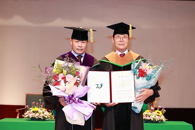 전남대학교는 지난 29일 교내 용봉홀에서 국가 및 지역사회 발전과 사회봉사에 공헌한 박치영 회장에게 명예 경영학박사 학위를 수여했다.