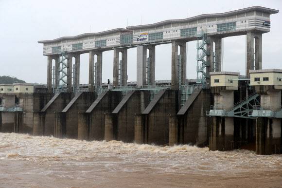 - 전국 곳곳에 호우주의보와 홍수주의보가 내려진 30일 오후 경기 연천군 군남홍수조절댐에서 임진강 수위 조절을 위한 많은 물이 쏟아지고 있다. 2022.06.30. 뉴시스