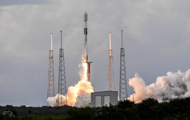 스페이스X의 팰컨9 로켓이 6월 29일 미국 플로리다주 케이프커내버럴 우주기지에서 이륙하고 있다. 해당 로켓은 상업용 통신 위성을 싣고 있다.(사진=AP 연합뉴스)