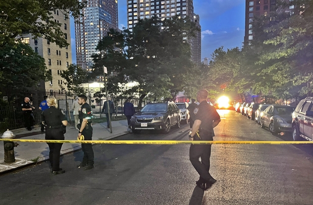 뉴욕타임스는 29일(이하 현지시간) 뉴욕 맨해튼 어퍼 이스트 사이드에서 총격 사건이 발생해 20세 여성 한 명이 숨졌다고 보도했다.
