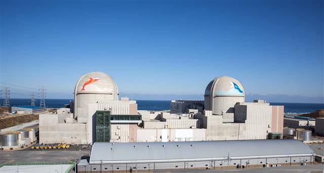 신한울 1호기 계통연결 성공… 올해 하반기 첫 전력 생산 - 정부가 ‘탈원전’ 정책 폐기 후 원자력 산업 생태계 복원을 본격화한 가운데 원전 수출에 속도를 내고 있다. 이창양 산업통상자원부 장관은 27~29일 체코에 이어 29일부터 다음 달 1일까지 폴란드를 방문해 산업·에너지 협력방안에 대해 논의할 예정이다. 취임 후 첫 해외 출장지로 신규 원전 건설을 추진 중인 국가를 방문해 국내 기업들의 수주 지원을 지원한다. 사진은 올해 하반기 상업운전에 들어가는 국내 27번째 원자력발전소인 신한울 1호기(왼쪽). 서울신문 DB