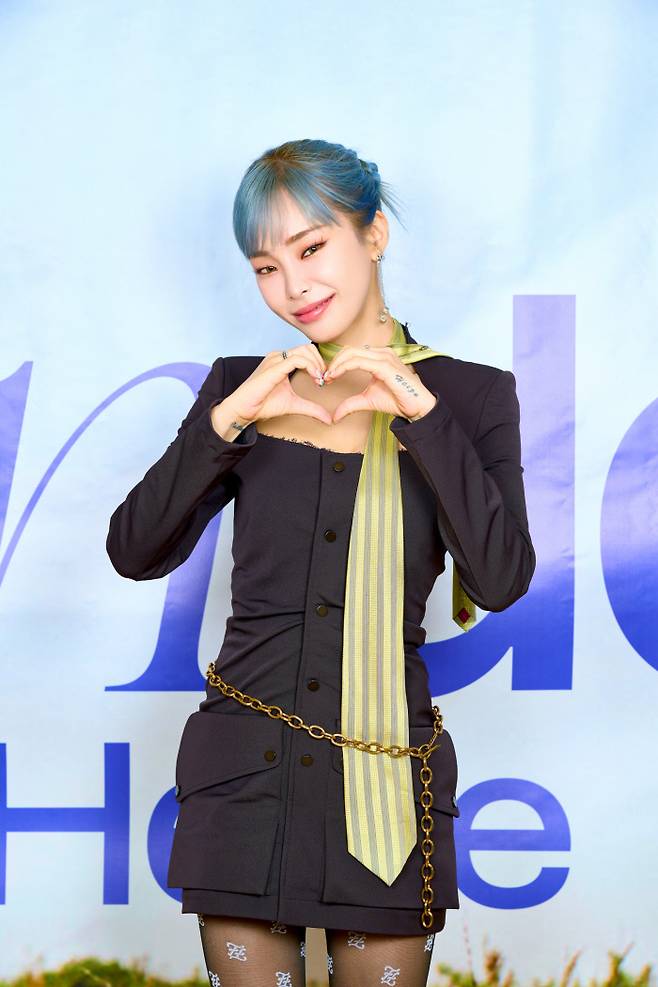 가수 헤이즈가 30일 온라인으로 진행된 두 번째 정규앨범 ‘언두(Undo)’ 발매 기자간담회에서 포즈를 취하고 있다. 사진 제공 피네이션