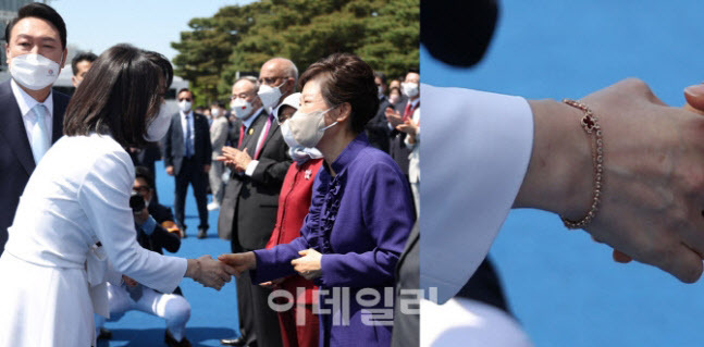 김 여사가 5월 10일 열린 취임식에서 박근혜 전 대통령과 악수를 하고 있다.