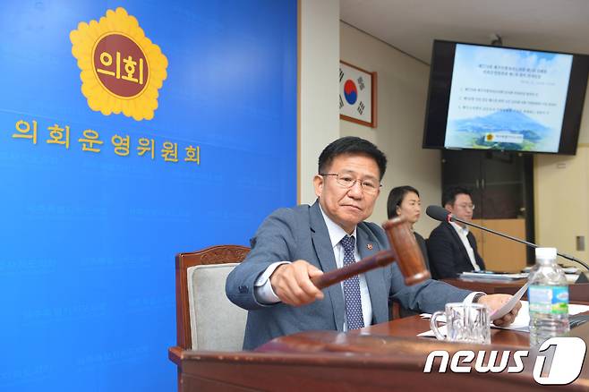 제12대 제주도의회 의장에 선출된 김경학 의원(제주도의회 제공)© 뉴스1