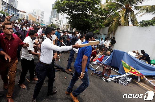 스리랑카 여당 지지자들이 9일 콜롬보에서 반정부 시위대의 텐트를 공격하고 있다. 2022. 5. 10. © 로이터=뉴스1 © News1 최서윤 기자