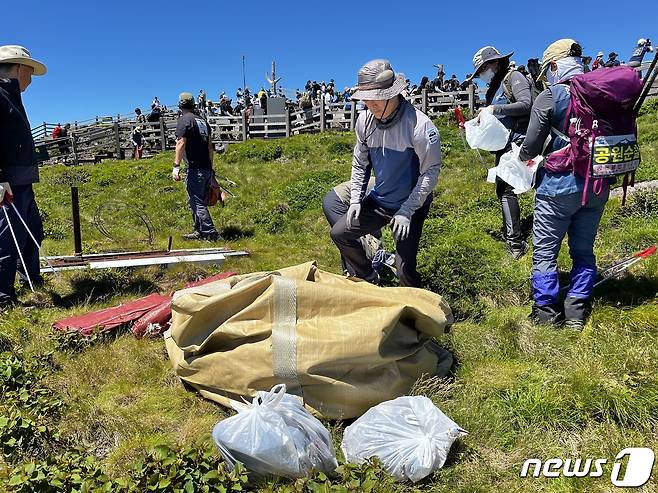 1일 한라산 백록담 일대에서 한라산국립공원관리소 직원들이 환경 정비 작업을 벌이고 있다.(한라산국립공원관리소 제공)© 뉴스1