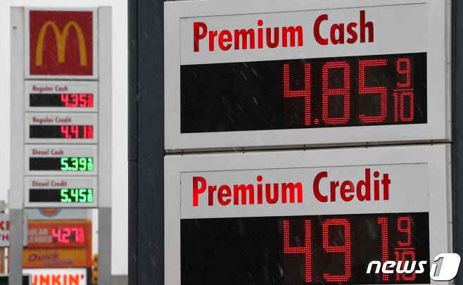 미국 뉴저지에 있는 한 주유소의 가솔린 가격 전광판 © 로이터=뉴스1 © News1 박형기 기자