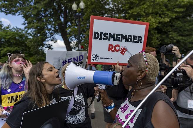 24일 미국 워싱턴 DC 연방대법원앞에서 낙태찬성론자와 반대론자가 서로의 주장을 하며 설전을 벌이고 있다./UPI 연합뉴스