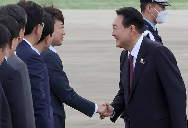 윤석열 대통령이 3박5일 동안 스페인 마드리드에서 열린 나토(NATO·북대서양조약기구) 정상회의 첫 순방을 마치고 김건희 여사와 1일 경기 성남 서울공항에 도착해 마중나온 이준석 국민의힘 대표와 악수하고 있다. /뉴스1