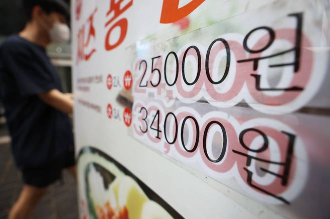 한국은행의 '6월 소비자동향조사' 결과에 따르면, 기대인플레이션율은 5월(3.3%)보다 0.6%포인트 높은 3.9%에 달했다. 2012년 4월(3.9%) 이후 10년 2개월 만에 가장 높은 수준이다. 사진은 지난 달 29일 서울의 한 식당 가격표. /연합뉴스