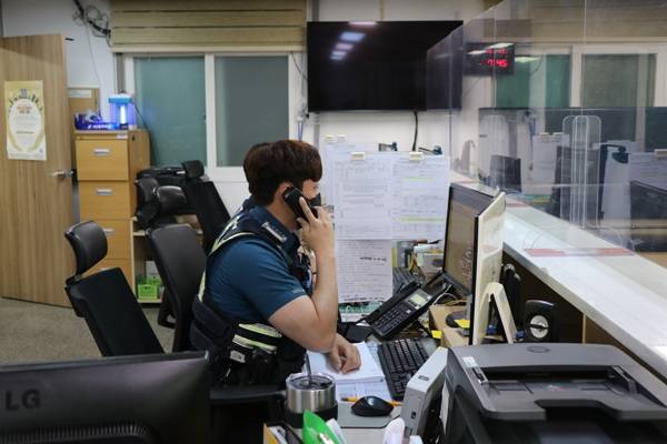매산지구대를 가보니 쉴 새 없이 신고 전화가 울린다.