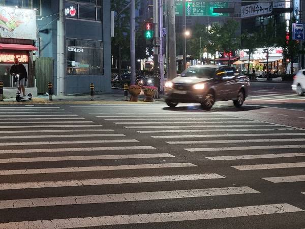 속도를 내면서 우회전 진입하는 차량 때문에 늘 횡단보도에서 긴장하게 된다.