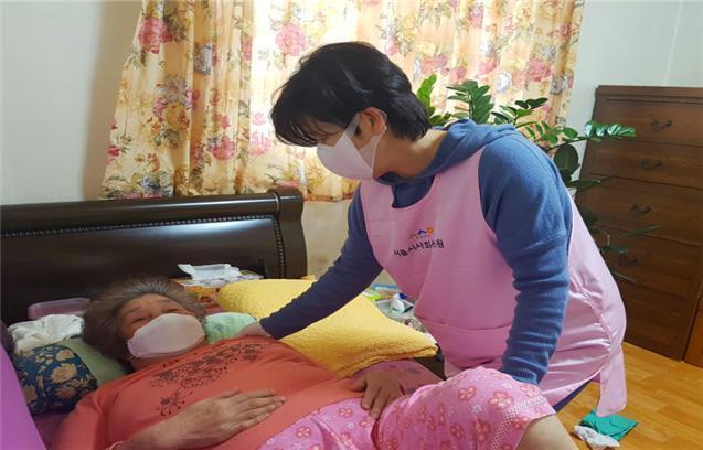 요양보호사가 독거어르신을 찾아 간병하고 있다. 서울시 제공