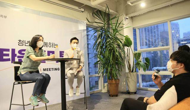 김현숙 여성가족부 장관이 6월 30일 서울 중구 소공동 로컬스티치에서 열린 '청년과 함께하는 타운홀 미팅'에서 발언하고 있다. 여성가족부 제공