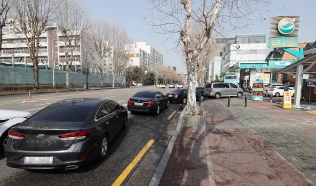 지난 3월 서울 송파구 한 셀프주유소로 차량들의 행렬이 이어지고 있다. 연합뉴스