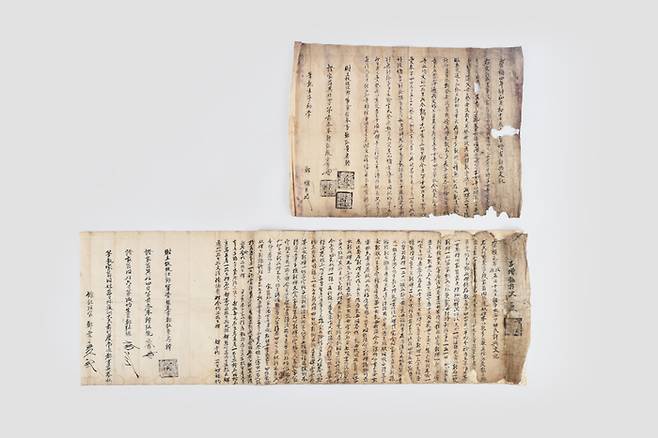 충북도 유형문화재 제411호로 지정된 ‘하동 정씨 고문서’ 모습. 옥천군 제공.