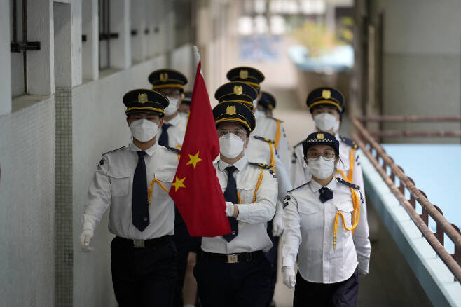 홍콩 반환 25주년 기념일인 30일 중국 홍콩의 한 중학교에서 학생들이 오성홍기를 들고 행진하고 있다. AP연합뉴스