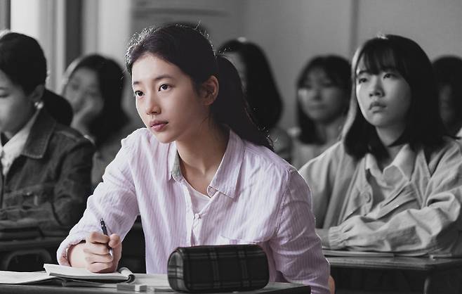 원하는 ‘이대’에 합격하지 못한 유미(수지)는 부모님과 하숙집에는 ‘합격했다’고 거짓말을 하고 재수학원에 다닌다. 유미의 거짓말은 점점 커져서 이대 교지편집부에 가입한다. 쿠팡플레이 제공