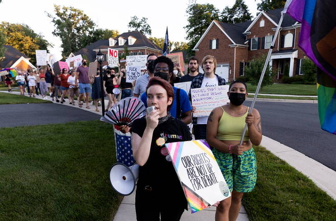 임신중단 옹호 활동가들이 6월30일(현지시간) 미국 버지니아주 폴스처치에 있는 에이미 코니 배럿 대법관의 자택 근처에서 시위를 벌이고 있다. EPA연합뉴스