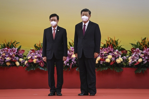 시진핑 중국 국가주석(오른쪽)이 1일 홍콩 주권 반환 25주년 기념식과 새 행정부 출범식에 참석해 존 리 신임 행정장관과 기념사진을 찍고 있다. AP연합뉴스
