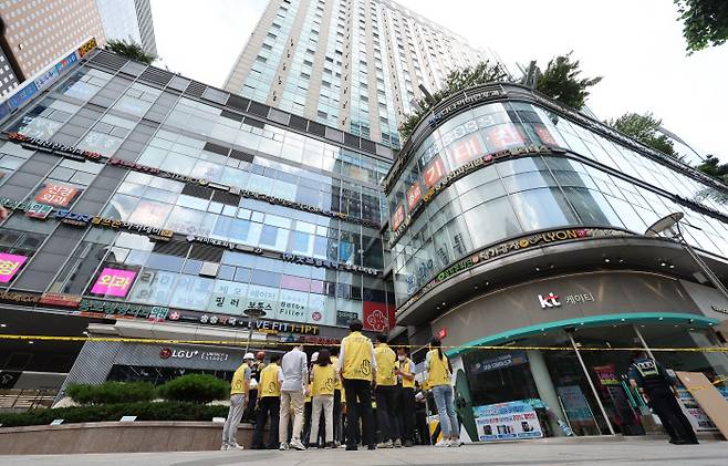1일 9∼12층이 5분 이상 흔들린다는 신고가 들어온 서울 종로구 르메이에르 종로타운 빌딩에 종로구청 직원들이 이야기를 나누고 있다. 연합뉴스