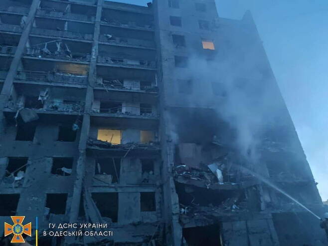 1일(현지시간) 새벽 우크라이나 남부 항구도시 오데사의 한 아파트가 러시아군 미사일 폭격을 받고 연기에 휩싸여 있다. EPA연합뉴스