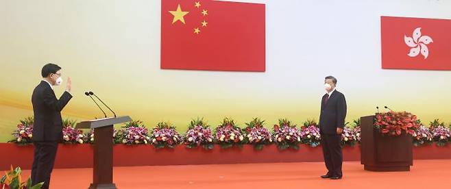시진핑 앞에서 취임 선서 시진핑 중국 국가주석(오른쪽)이 1일 홍콩 컨벤션센터에서 열린 홍콩 반환 25주년 기념식 및 제6기 홍콩 특별행정구 출범 기념식에서 존 리 신임 홍콩 행정장관으로부터 취임 선서를 받고 있다. 홍콩 | 신화연합뉴스