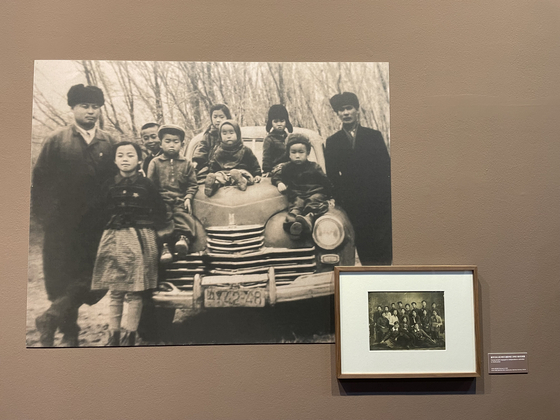 A photo of a Korean family resettled in former Soviet Union displayed at the ″Land of Hope″ exhibition dedicated to the Korean diaspora in Central Asia and former Soviet Union states at the Korea Foundation Gallery in Seoul on Thursday. [ESTHER CHUNG]