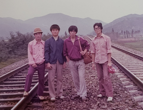 이종삼(왼쪽 두 번째) 목사가 1975년 영남신학교 부산신학사 1학년 때 친구들과 소풍을 가던 중 경남 양산 물금역 선로 위에서 사진 촬영을 하고 있다.