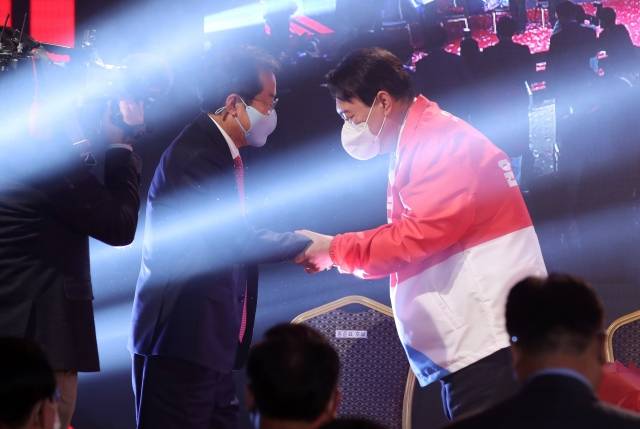 윤석열 대통령이 지난해 11월 열린 국민의힘 전당대회에서 홍준표 시장과 악수하고 있다. 뉴시스