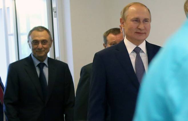 러시아 상원의원 출신 올리가르히(러시아 신흥재벌) 술레이만 케리모프(왼쪽)와 블라디미르 푸틴 러시아 대통령 /AFPBBNews=뉴스1