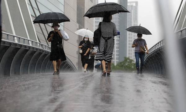 1일은 수도권과 강원 내륙·산지에만 한때 비가 쏟아지며 일부지역은 폭염이 잇따를 전망이다. 사진은 지난 30일  서울 서초구 반포동 일대에서 우산을 쓴 시민들. /사진=뉴스1