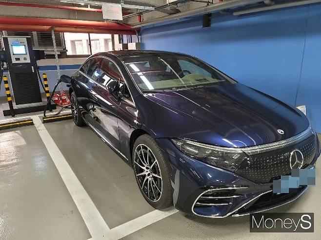 전기차 충전 요금이 오른다. 사진은 서울시내 한 빌딩 주차장에서 벤츠의 전기차가 충전 중인 모습. /사진=김창성 기자