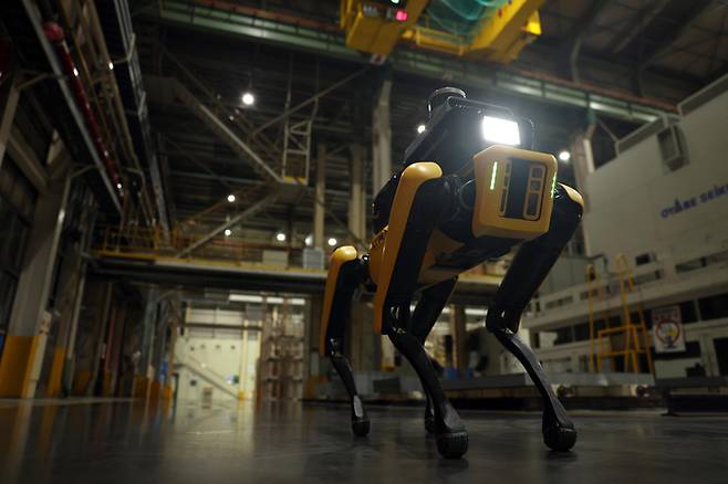 [서울=뉴시스] 현대차그룹은 17일 산업현장의 위험을 감지하고 안전을 책임지는 '공장 안전 서비스 로봇(Factory Safety Service Robot, 팩토리 세이프티 서비스 로봇)'을 최초로 공개하고 기아 오토랜드 광명 내에서 최근 시범 운영을 시작했다고 밝혔다. (사진=현대차그룹 제공) 2021.09.17. photo@newsis.com *재판매 및 DB 금지