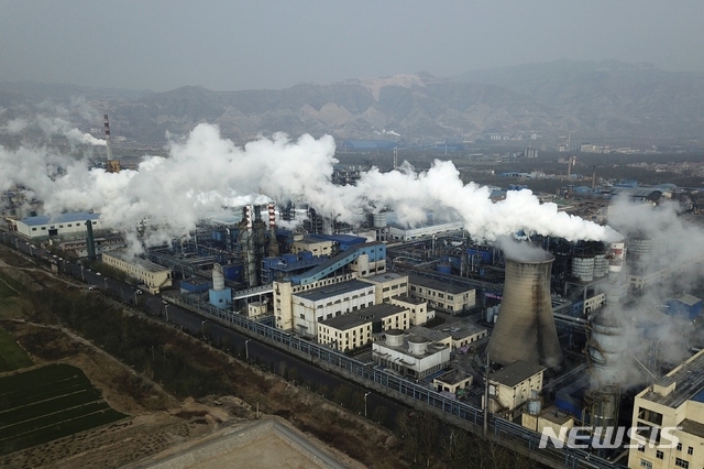 [허진=AP/뉴시스] 2019년 11월28일(현지시간) 중국 산시성 허진에 있는 석탄 가공 공장에서 연기가 피어오르고 있다. 2021.06.10.