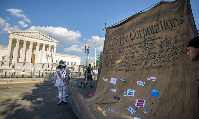 지난 6월 30일 미국 워싱턴의 연방대법원 앞에서 기후 운동가들이 EPA의 온실가스 방출규제 권한을 제한하는 판결에 반대하는 시위를 벌이고 있다. AFP연합뉴스