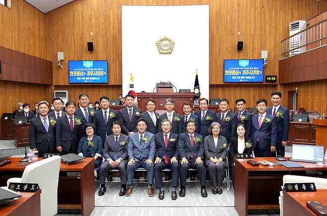 경북 경주시의회는 1일 제9대 시의회 개원식을 가진 가운데 의원들이 기념촬영을 하고있다.