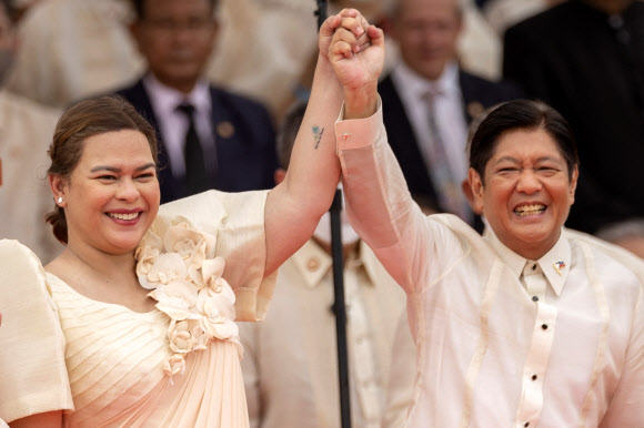 페르디난드 마르코스(오른쪽) 대통령과 사라 두테르테(왼쪽) 부통령이 30일 필리핀 마닐라 국립박물관에서 열린 취임식에서 손을 맞잡고 있다.마닐라 로이터 연합뉴스