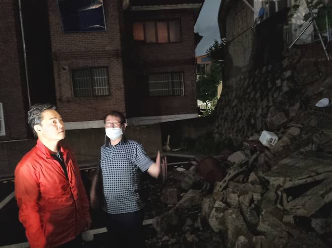 오언석(왼쪽) 도봉구청장이 취임 첫날인 2022년 7월 1일 0시 큰비로 인한 축대 붕괴 현장을 찾아 안전점검하고 있다. 도봉구 제공.