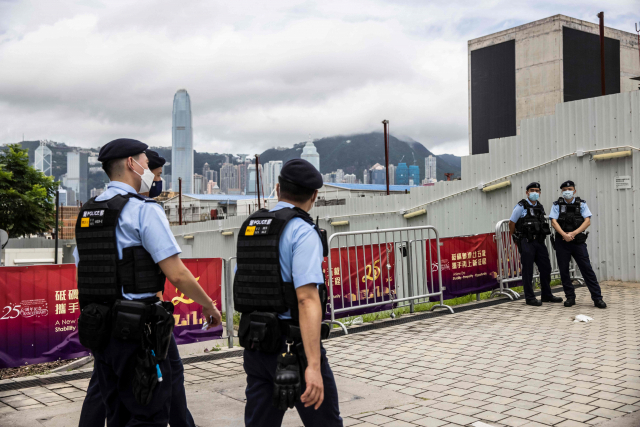 30일 시진핑 중국 국가주석이 도착할 예정인 홍콩 서구룡 고속철도 역 인근에서 경찰이 순찰하고 있다. AFP연합뉴스
