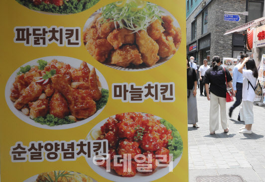 13일 서울 중구 명동 음식점 거리에서 시민들이 지나가고 있다. (사진=뉴스1)