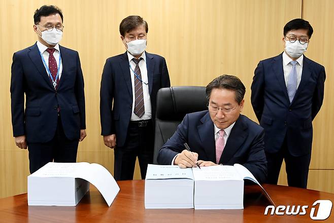 유정복 인천시장이 지난 1일 시청 접견실에서 사무인계인수서에 서명을 하고 있다.(인천시 제공)© 뉴스1